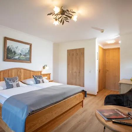 Garni Zimmermann فندق 3*